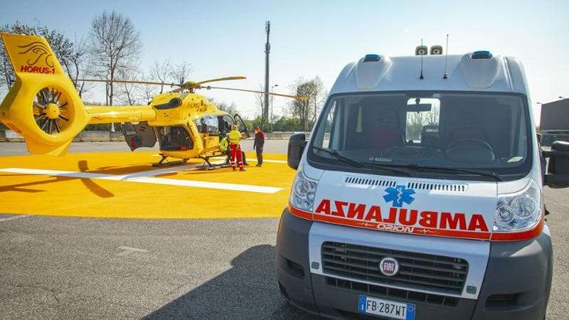 Precipitano dal tetto di un capannone nel Bresciano: gravi due operai