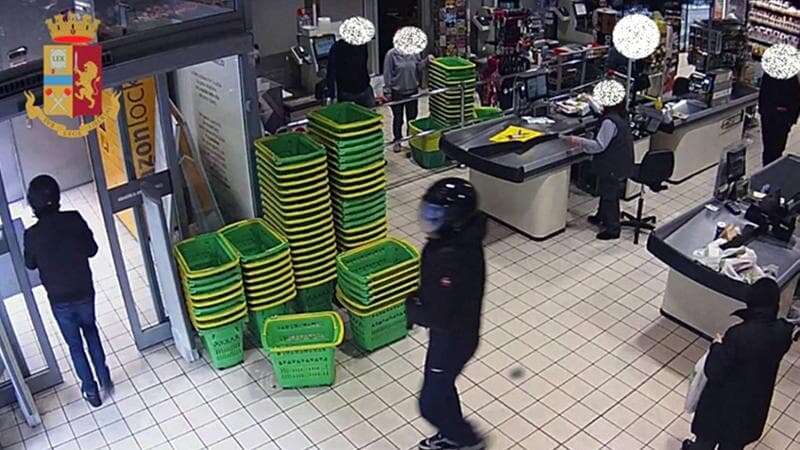 In tre mesi fa 13 rapine a mano armata nei supermercati del Milanese: casco integrale e pistola puntata alla testa delle vittime per farsi consegnare l’incasso