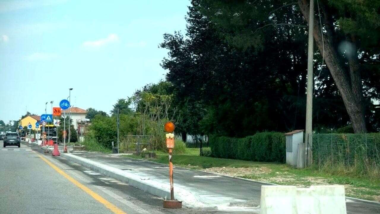 Corbetta, operai di 60 e 62 anni ustionati dal catrame bollente mentre lavorano alla pista ciclabile: gravi in ospedale