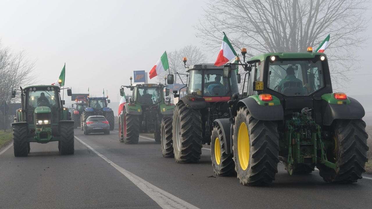 I trattori degli agricoltori sono arrivati sotto il Pirellone per protestare contro i tagli