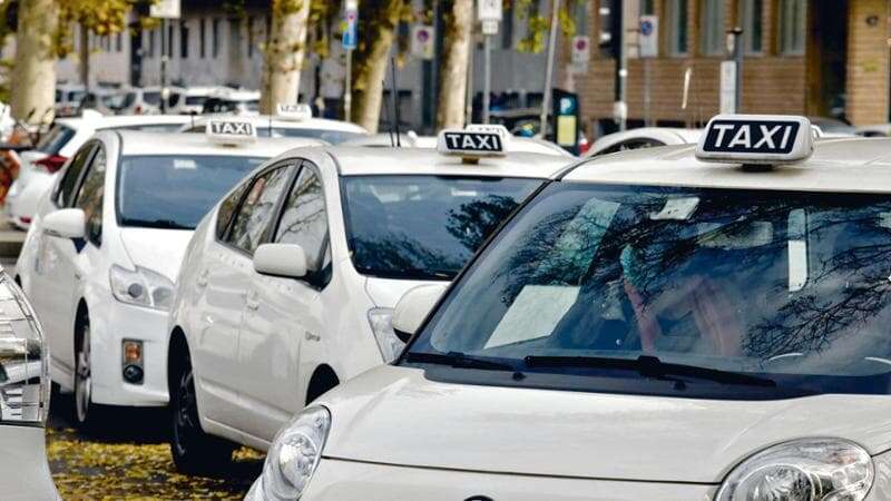 Per i taxi a Milano arriva una nuova gara. Sala: “Sono troppo pochi, vogliamo arrivare ad averne mille in più”