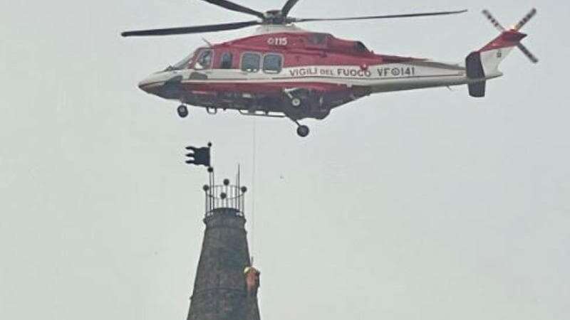 Crema, si sente male in cima al campanile: per evacuarlo arriva l’elicottero dei vigili del fuoco