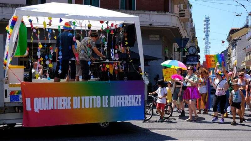 Il pride arriva nei quartieri di Milano nord: Dergano e Bovisa si colorano di arcobaleno