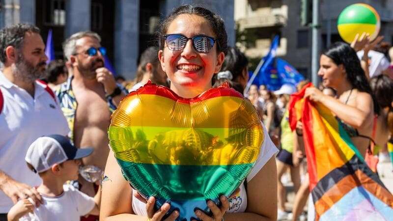 Al Milano Pride il prefetto ordina il divieto di alcolici, vetro e lattine durante la parata