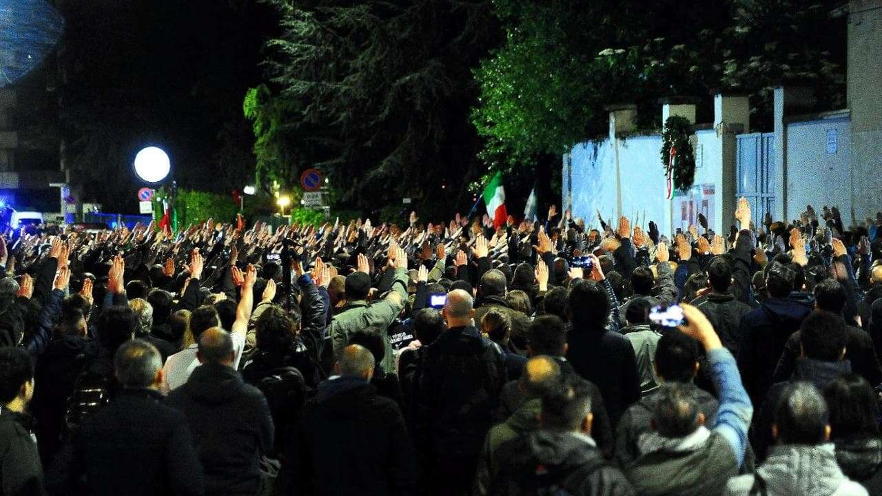 Saluti romani, la procura di Milano ci riprova: chieste 23 condanne per le braccia tese a una commemorazione di Ramelli