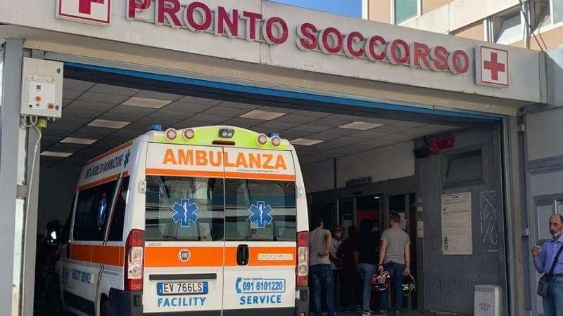 Finiscono fuori strada con la moto: muore un 17enne, grave la 16enne che era con lui