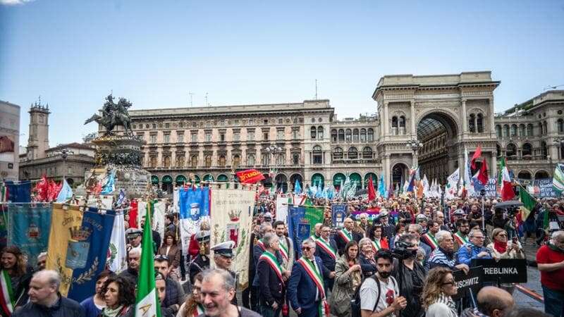 Salvini e parte del governo non riconoscono il senso del 25 Aprile, Anpi: “Spieghino perché c’è la fiamma nel loro simbolo di partito”