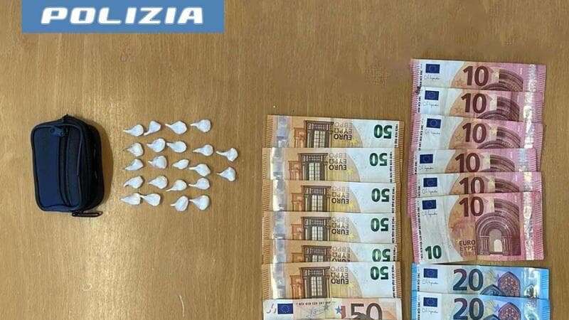 via Quarti, padre e figlio scoperti a spacciare cocaina: arrestati