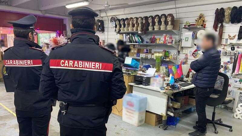 Lacchiarella, blitz di guardia di finanza e carabinieri al centro commerciale. Lavoro nero e carenze igieniche, sanzioni per 100 mila euro