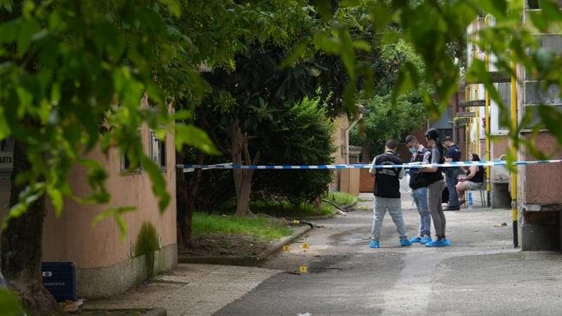 Uomo ferito a colpi di arma da fuoco in via Lorenteggio: gli spari alle 8 di mattina nel cortile di un caseggiato