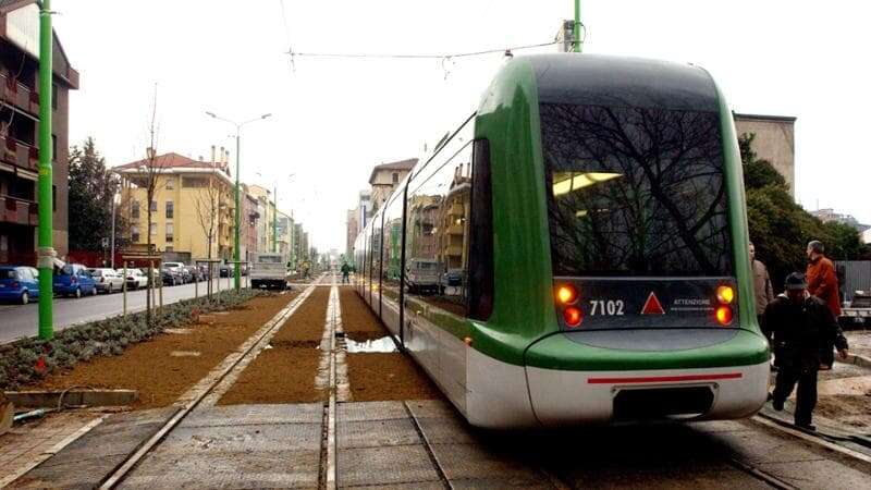 Attraversa la strada in un punto senza strisce, urtato da un tram in piazzale Maciachini: non è in pericolo di vita