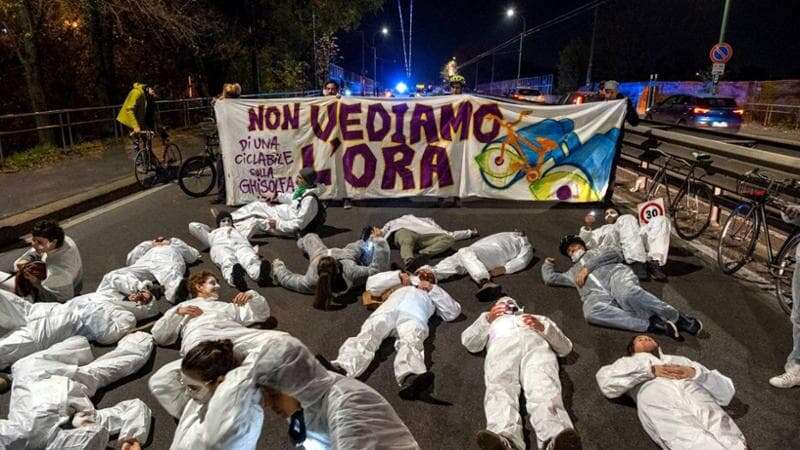 Bambino in bici cade e si fa male sul Ponte della Ghisolfa, i vigili multano il papà perché era sul marciapiede: “Quel cavalcavia è troppo pericoloso”