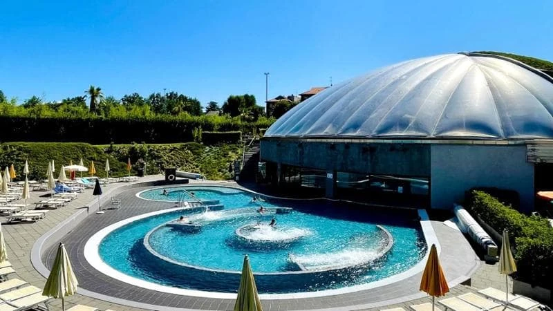 Sabbia bianca, acqua cristallina e chiringuito: è iniziata l'estate a Tiki Bay, la spiaggia tropicale alle porte di Milano