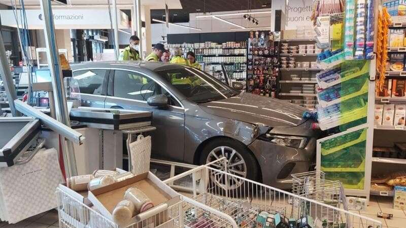 Perde il controllo della Mercedes, 90enne finisce dentro il supermercato, sfascia la vetrina e una delle casse