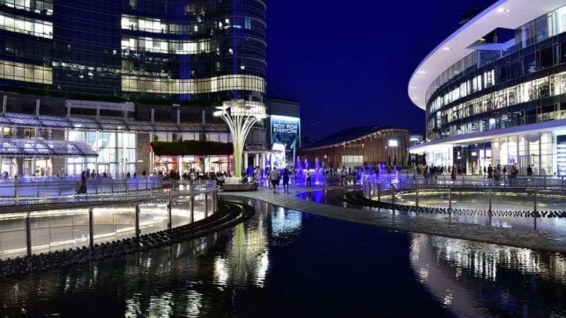 In cinque rapinano un uomo delle catenine da 8mila euro in piazza Gae Aulenti usando lo spray al peperoncino