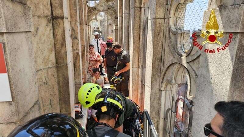 Turista si sente male sulle Terrazze del Duomo: caldo, fatica e umidità. Soccorsa dai vigili del fuoco