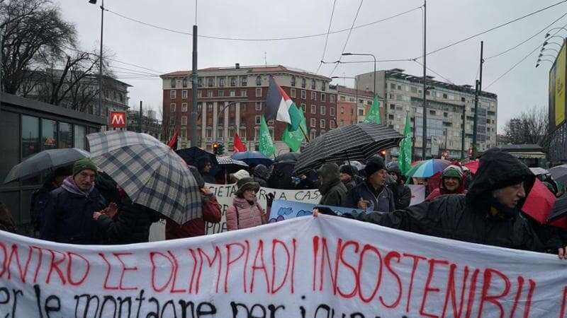 Il corteo al Corvetto per dire no alle Olimpiadi invernali di Milano-Cortina