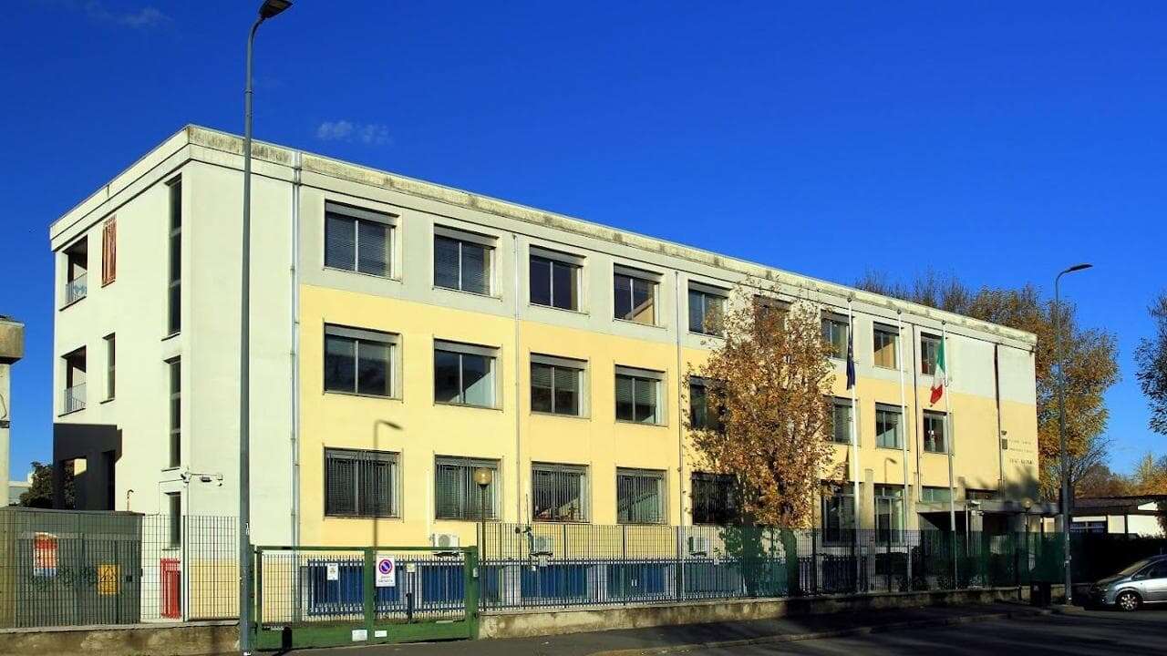 Va a  scuola con il coltello per minacciare una prof e picchia altri due docenti: arrestato un 15enne a Milano