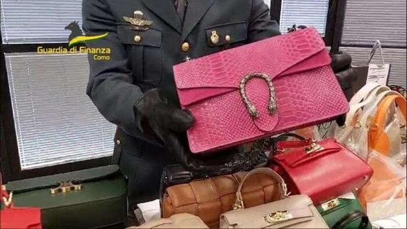 Finte Chanel e Gucci e borse di pitone illegali vendute per centinaia di euro nei negozi di Erba e Bellagio, il maxi sequestro della Gdf: “Così ben fatte da ingannare i clienti”