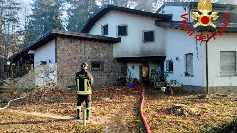 Incendio in una villetta del Comasco: muore 92enne, intossicata ma fuori pericolo la figlia