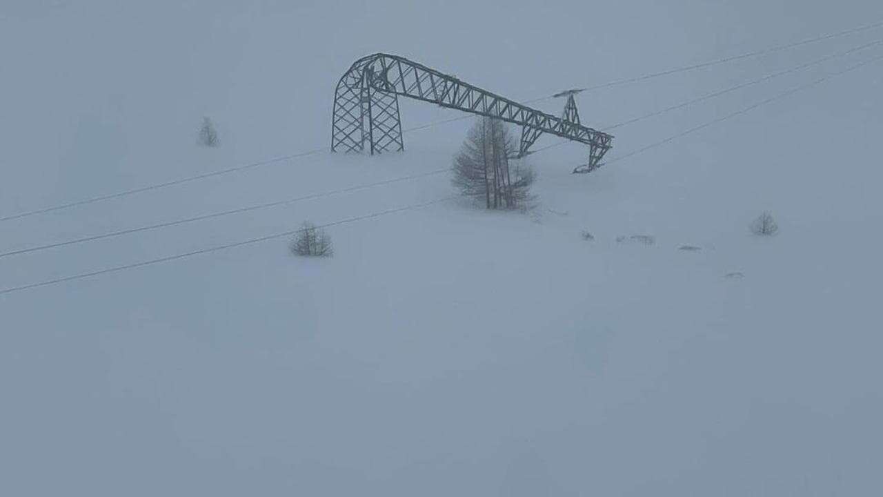 Livigno isolata, oltre 60 centimetri di neve in 12 ore in Valtellina. Il sindaco a residenti e turisti: “Restate a casa o in albergo”