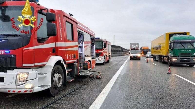 Incidente sulla A21 Piacenza-Cremona, grave una famiglia con un neonato a bordo