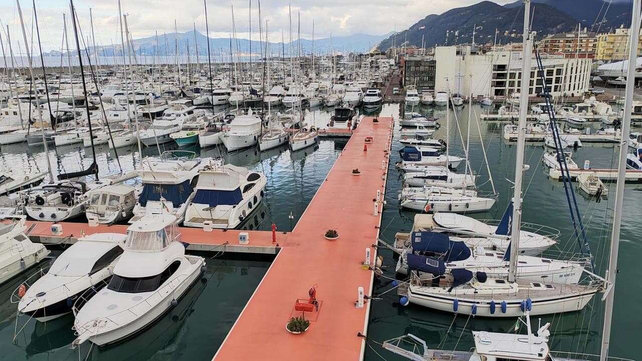 Turisti milanesi finiscono in mare con l’auto al porto di Lavagna (Genova): madre e un figlio in gravi condizioni, ricoverati anche altri due ragazzini e  il padre