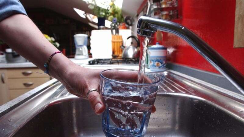 Otto milanesi su 10 promuovono l'acqua “del sindaco”, ma la metà sceglie la bottiglia. La borraccia? Tutti ce l’hanno ma pochi la usano