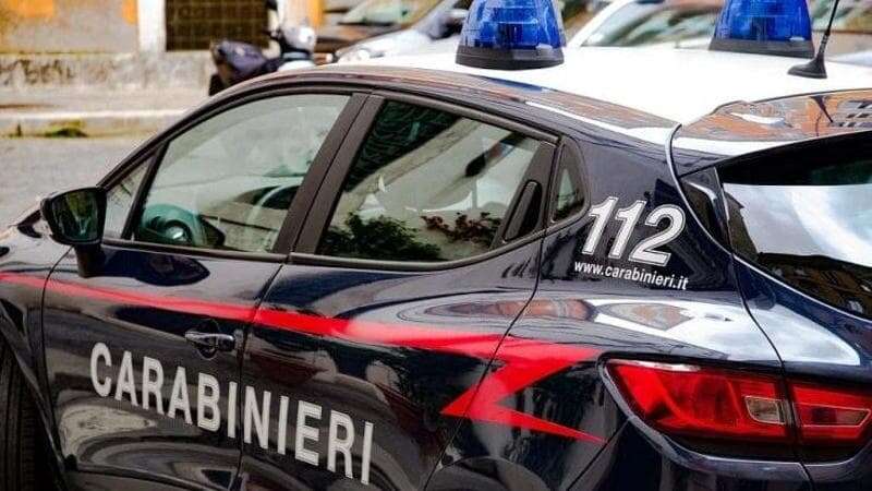 Fugge a un controllo ma poi fa un frontale contro l’auto dei carabinieri: arrestato un 32enne