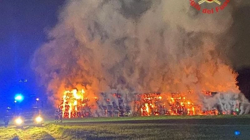Va a fuoco una catasta di rotoballe nei campi di Ornago, fumo e fiamme riempiono il cielo. Il Comune: “Finestre chiuse per precauzione”