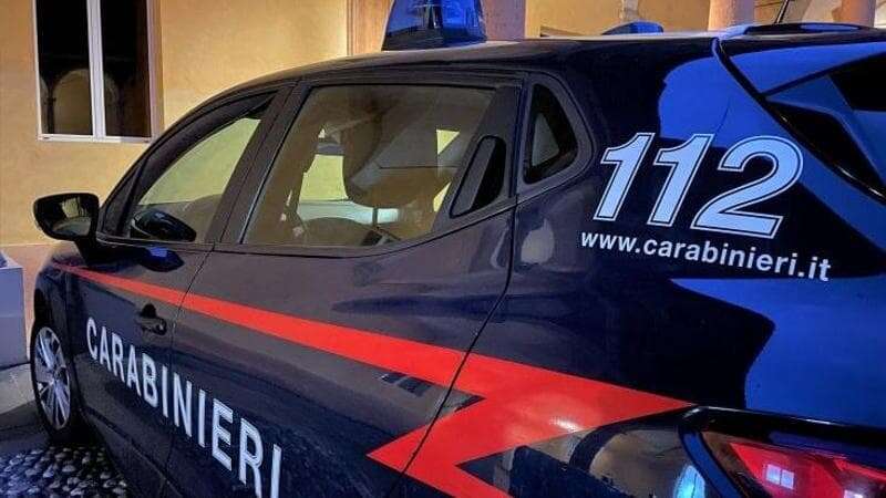 Minaccia di morte i genitori con un coltello perché non vuole farsi ricoverare: arrestato un 46enne