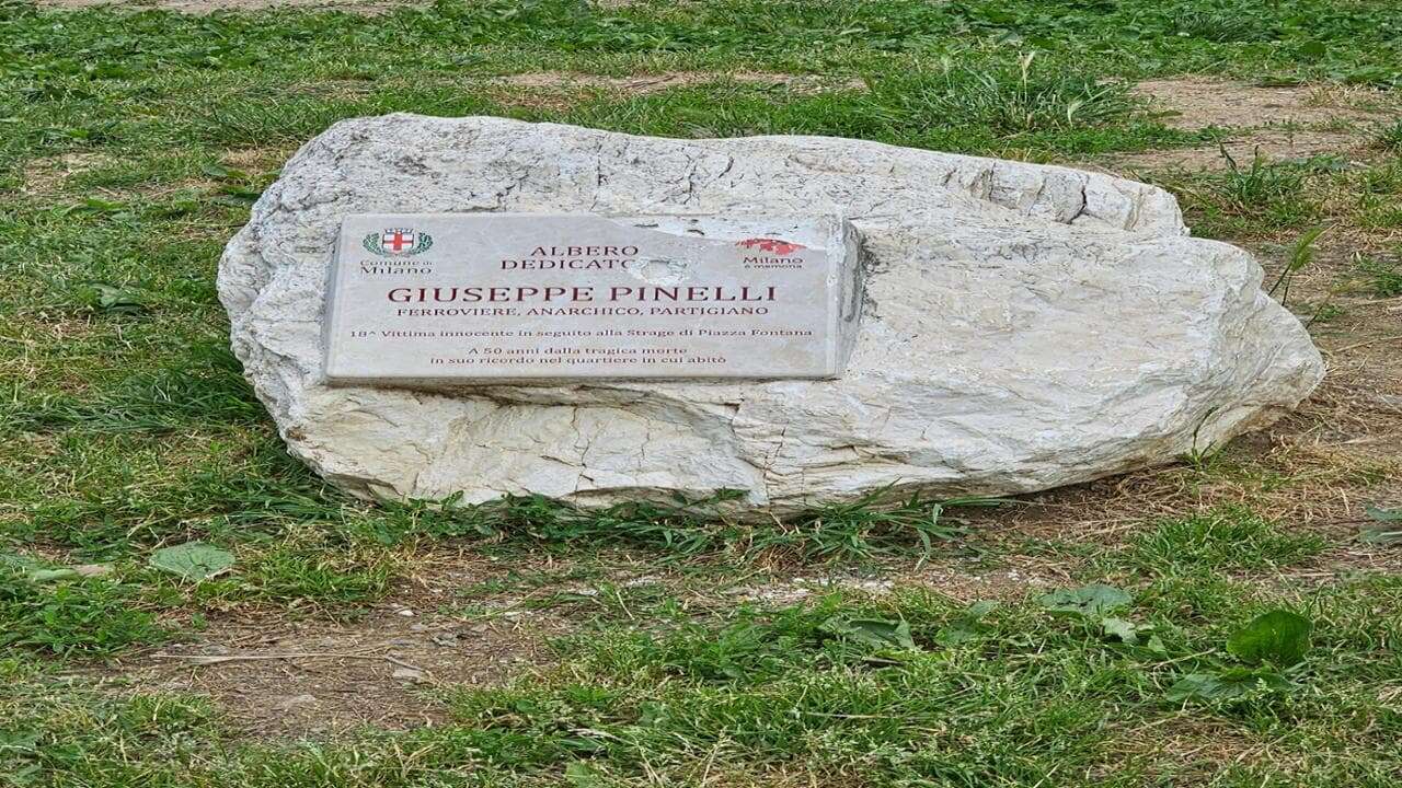 Danneggiata per la terza volta la targa dedicata a Pinelli in piazza Segesta. L’Anpi: “Il Comune la ripristini al più presto”