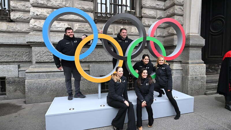 Countdown Milano-Cortina 2026: i cinque cerchi e l’inno delle Olimpiadi italiane davanti a Palazzo Marino