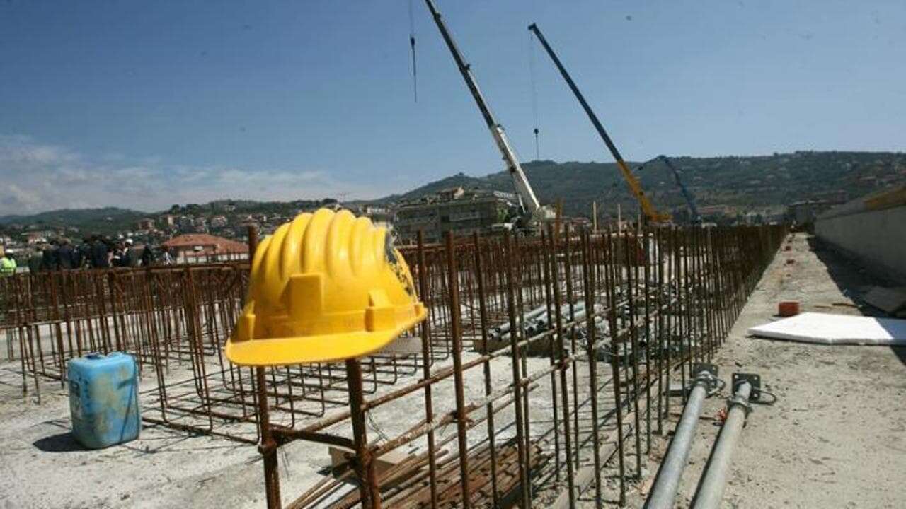 Voghera, imprenditore 55enne muore cadendo dal tetto del capannone su cui stava lavorando