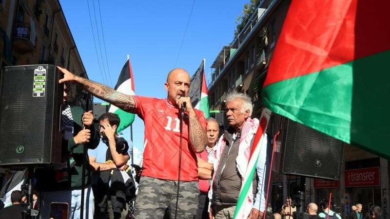 La procura di Milano apre un fascicolo dopo la manifestazione dei ProPal e i cartelli sugli “agenti sionisti”: denunciato Chef Rubio