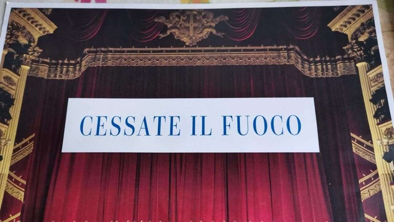 Scala, uno striscione per il cessate il fuoco in Medio Oriente davanti al sipario prima dello spettacolo