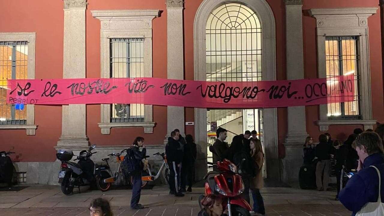 Milano, gli studenti occupano l’università Statale per l’8 marzo: in duecento rimasti nelle aule dopo le assemblee