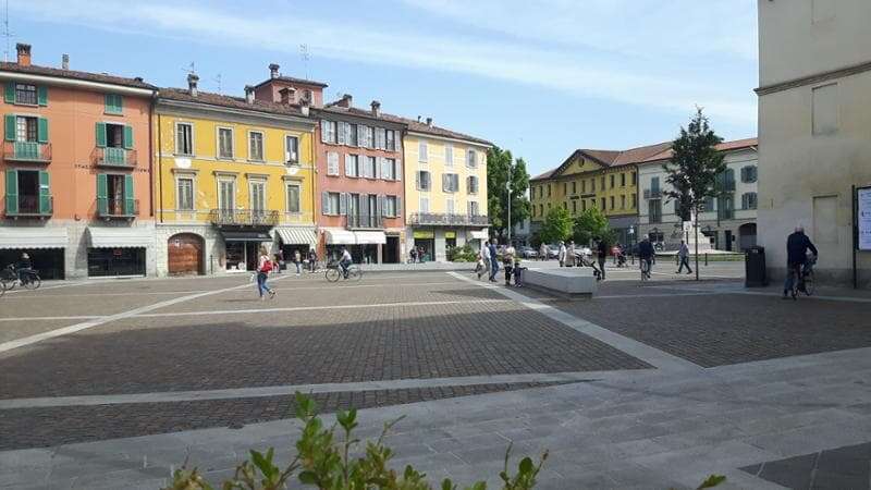 Pestato da cinque rivali in piazza a Crema: grave un 21enne milanese