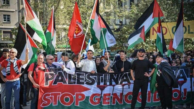 Presidio pro Gaza alla stazione Centrale: “Per il 25 Aprile le donne si vestano come le palestinesi”