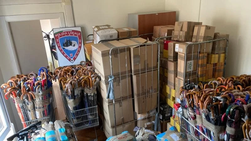 In sette mesi sequestrati a Milano oltre 7mila ombrelli abusivi nelle vie del centro: il record nell’anno pù piovoso