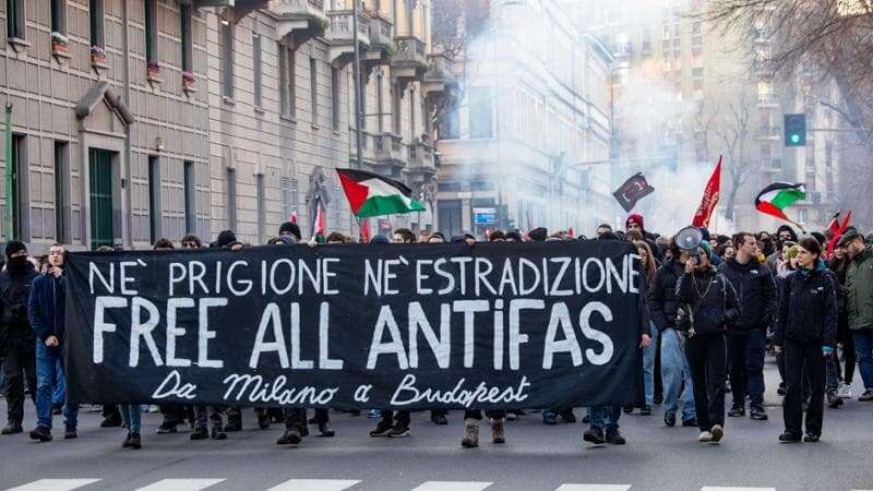 Sfilano in seicento dei collettivi anarchici e pro-Palestina in solidarietà con l’attivista detenuta in Ungheria - Video