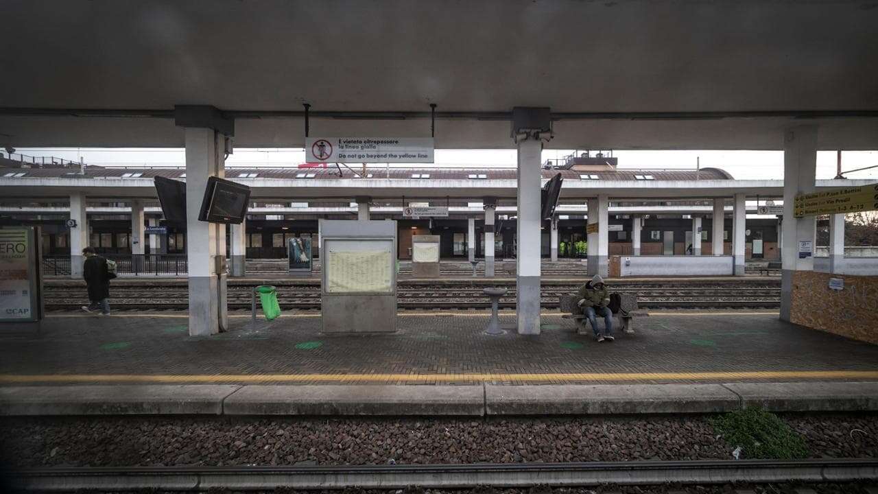 Lancia pietre contro treni e persone e accoltella gravemente il poliziotto che tenta di bloccarlo: arrestato alla stazione di Lambrate