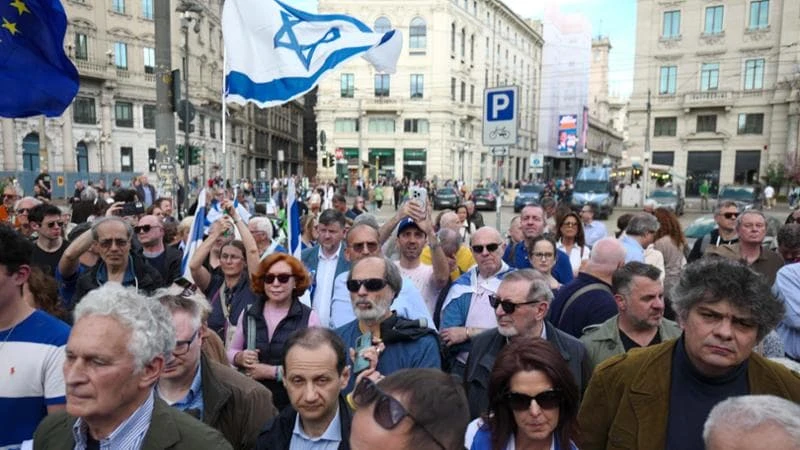 In duecento per denunciare l’antisemitismo: “Gli ebrei hanno paura del clima che c’è in città”. Tensioni per i Verdi con Kefiah e cartelli contro il “genocidio a Gaza”