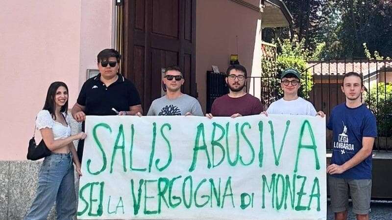 Il padre di Ilaria Salis querela giovani leghisti per uno striscione appeso davanti a casa: “Abusiva, sei la vergogna di Monza”