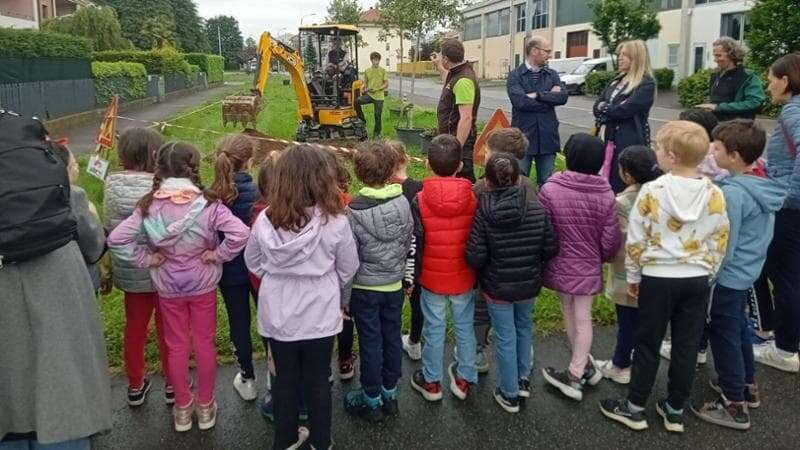 Nuovi alberi e raccolta rifiuti in vie, piazze, spiagge e boschi: in cento comuni lombardi torna la Giornata del verde pulito