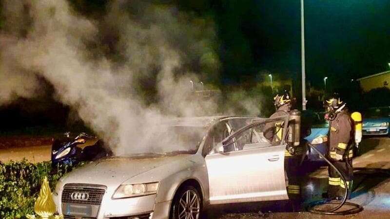 Piromani in azione a San Donato e San Giuliano, una ventina di auto bruciate nei parcheggi