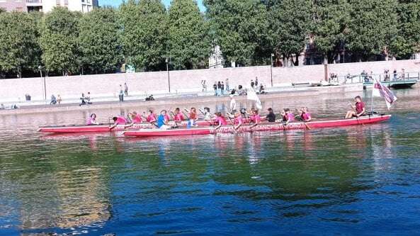 In Darsena la prevenzione oncologica si fa (anche) a colpi di pagaia sulle dragon boat