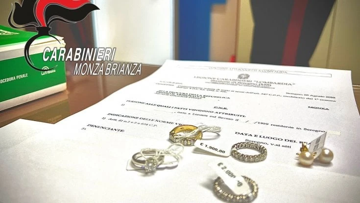 Anziana chiede aiuto al vicino per sistemare la tenda e lui le ruba i goielli: denunciato un 62enne