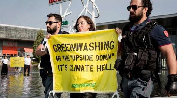 Attivisti di Greenpeace contro Gastech alla Fiera: pallone aerostatico e proteste per dire 