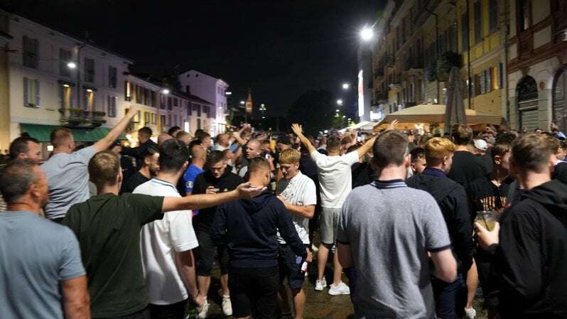 Daspo al tifoso che fa il saluto romano a San Siro durante l'inno. Gli inglesi invadono i Navigli e bloccano un treno della metropolitana